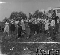 Lata 50., Bieszczady, Polska.
Grupa turystów zwiedza bieszczadzkie miejscowości.
Fot. Jerzy Konrad Maciejewski, zbiory Ośrodka KARTA.