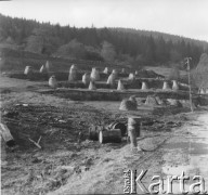 Lata 50., Bieszczady, Polska.
Stogi siana na polu.
Fot. Jerzy Konrad Maciejewski, zbiory Ośrodka KARTA.