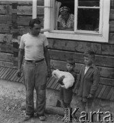 Lata 50., Bieszczady, Polska.
Mieszkańcy bieszczadzkiej wsi.
Fot. Jerzy Konrad Maciejewski, zbiory Ośrodka KARTA.