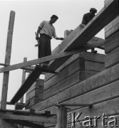 Lata 50., Bieszczady, Polska.
Robotnicy przy budowie drewnianego domu.
Fot. Jerzy Konrad Maciejewski, zbiory Ośrodka KARTA.