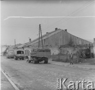 Lata 50., Bieszczady, Polska.
Niewielka miejscowość bieszczadzka. Po kamiennej drodze jedzie autobus oraz ciężarówki z drzewem.
Fot. Jerzy Konrad Maciejewski, zbiory Ośrodka KARTA.