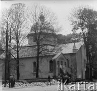 Lata 50., Baligród, Bieszczady, Polska.
Greckokatolicka cerkiew Zaśnięcia Matki Boskiej. Murowany budynek powstał w 1829 r., w 1928 r. została wyremontowana i przebudowana. Po II wojnie światowej większość sprzętów zostało rozkradzionych przez Korpus Bezpieczeństwa Publicznego. W 1947 r. była wykorzystywana jako magazyn. Przy cerkwi stoi pozbawiona dzwonów dzwonnica.
Fot. Jerzy Konrad Maciejewski, zbiory Ośrodka KARTA.