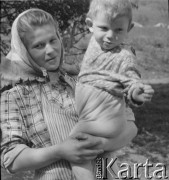 Lata 50., Bieszczady, Polska.
Kobieta z dzieckiem.
Fot. Jerzy Konrad Maciejewski, zbiory Ośrodka KARTA.