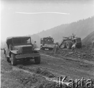 Lata 50., Bieszczady, Polska.
Budowa drogi.
Fot. Jerzy Konrad Maciejewski, zbiory Ośrodka KARTA.