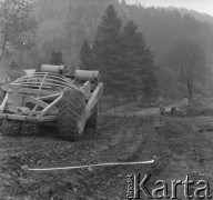 Lata 50., Bieszczady, Polska.
Budowa drogi.
Fot. Jerzy Konrad Maciejewski, zbiory Ośrodka KARTA.