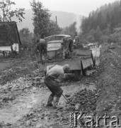 Lata 50., Bieszczady, Polska.
Robotnicy przy budowie drogi we wsi.
Fot. Jerzy Konrad Maciejewski, zbiory Ośrodka KARTA.