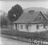 Lata 50., Bieszczady, Polska.
Murowany dom mieszkalny we wsi.
Fot. Jerzy Konrad Maciejewski, zbiory Ośrodka KARTA.