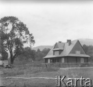 Lata 50., Bieszczady, Polska.
Drewniany budynek mieszkalny.
Fot. Jerzy Konrad Maciejewski, zbiory Ośrodka KARTA.