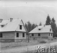 Lata 50., Bieszczady, Polska.
Budowa osiedla drewnianych domów jednorodzinnych z charakterystycznymi spadzistymi dachami.
Fot. Jerzy Konrad Maciejewski, zbiory Ośrodka KARTA.