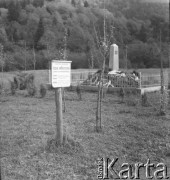 Po 1957, Jabłonki, Bieszczady, Polska.
Oznakowanie szlaku czarnego, tzw. szlaku wolnościowego im. Karola Świerczewskiego (odcinek Głównego Szlaku Beskidzkiego), który prowadził do Jabłonek - miejsca śmierci gen. Karola Świerczewskiego, który zginął w zasadzce zorganizowanej przez Ukraińców z UPA w 1947 r. W tym miejscu w 1957 r. postawiono obelisk upamiętniający gen. Świerczewskiego. 
Fot. Jerzy Konrad Maciejewski, zbiory Ośrodka KARTA.