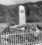 Po 1957, Jabłonki, Bieszczady, Polska.
Obelisk upamiętniający miejsce śmierci gen. Karola Świerczewskiego, który zginął w zasadzce zorganizowanej przez Ukraińców z UPA w 1947 r. Został postawiony w Jabłonkach w 1957 roku. Stoi na trasie szlaku czarnego, tzw. szlaku wolnościowego im. Karola Świerczewskiego (odcinek Głównego Szlaku Beskidzkiego).  
Fot. Jerzy Konrad Maciejewski, zbiory Ośrodka KARTA.