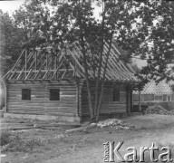 Lata 50., Bieszczady, Polska.
Budowa drewnianego domu oraz pomieszczeń gospodarskich.
Fot. Jerzy Konrad Maciejewski, zbiory Ośrodka KARTA.