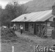 Lata 50., Bieszczady, Polska.
Gospodarstwo wiejskie.
Fot. Jerzy Konrad Maciejewski, zbiory Ośrodka KARTA.