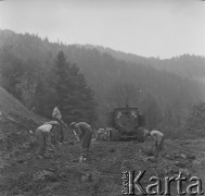 Lata 50., Bieszczady, Polska.
Pracownicy na miejscu budowy drogi.
Fot. Jerzy Konrad Maciejewski, zbiory Ośrodka KARTA.