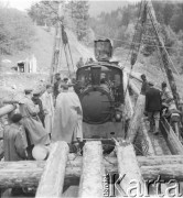 Lata 50., Bieszczady, Polska.
Parowóz na budowie mostu kolejowego bieszczadzkiej kolejki wąskotorowej. 
Fot. Jerzy Konrad Maciejewski, zbiory Ośrodka KARTA.