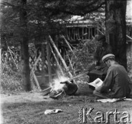 Lata 50., Bieszczady, Polska.
Budowa mostu kolejowego bieszczadzkiej kolejki wąskotorowej. Robotnicy odpoczywają na przerwie.
Fot. Jerzy Konrad Maciejewski, zbiory Ośrodka KARTA.
