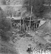 Lata 50., Bieszczady, Polska.
Budowa mostu kolejowego bieszczadzkiej kolejki wąskotorowej.
Fot. Jerzy Konrad Maciejewski, zbiory Ośrodka KARTA.
