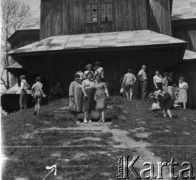Lata 50., Bieszczady, Polska.
Turyści pozują do zdjęcia na tle cerkwi greckokatolickiej pw. św. Michała Archanioła. Budynek cerkwi powstał w latach 1901-1902. Greckokatolicka cerkiew była filią w Michniowcu. Została opuszczona w roku 1951, kiedy tereny te wróciły do Polski w ramach wymiany z ZSRR. Przez krótki czas mieszkańcy użytkowali ją jako kościół rzymskokatolicki. Nie zaakceptowały tego ówczesne władze i obiekt został zamknięty.
Fot. Jerzy Konrad Maciejewski, zbiory Ośrodka KARTA.