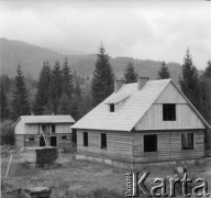 Lata 50., Bieszczady, Polska.
Miejsce budowy gospodarstwa wiejskiego - drewnianego domu jednorodzinnego oraz zabudowań gospodarskich. 
Fot. Jerzy Konrad Maciejewski, zbiory Ośrodka KARTA.