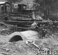 Lata 50., Bieszczady, Polska.
Miejsce budowy bieszczadzkiej kolejki wąskotorowej z wykorzystaniem parowozu.
Fot. Jerzy Konrad Maciejewski, zbiory Ośrodka KARTA.