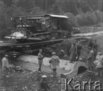 Lata 50., Bieszczady, Polska.
Miejsce budowy bieszczadzkiej kolejki wąskotorowej. Robotnicy wykorzystują do budowy parowóz. 
Fot. Jerzy Konrad Maciejewski, zbiory Ośrodka KARTA.