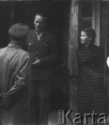 Lata 50., Bieszczady, Polska.
Mieszkańcy bieszczadzkiej wsi.
Fot. Jerzy Konrad Maciejewski, zbiory Ośrodka KARTA.