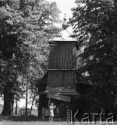 Lata 50., Bieszczady, Polska.
Turyści wchodzą do drewnianej cerkwi.
Fot. Jerzy Konrad Maciejewski, zbiory Ośrodka KARTA.