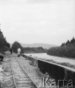 Lata 50., Bieszczady, Polska.
Budowa bieszczadzkiej kolejki wąskotorowej. W głębi widoczni mężczyźni, którzy idą po torach.
Fot. Jerzy Konrad Maciejewski, zbiory Ośrodka KARTA.