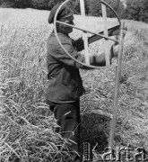 Przełom lat 50. i 60., Bogaczowice k. Wałbrzycha, Polska.
Józef Kowalczyk, wiceprzewodniczący rady zakładowej z kopalni Biały Kamień przy ostrzeniu kosy na żniwach w Państwowym Gospodarstwie Rolnym. 
Fot. Jerzy Konrad Maciejewski, zbiory Ośrodka KARTA.