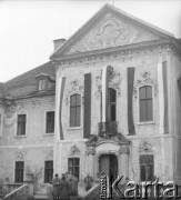 2.04.1950, Bojadła, woj. zielonogórskie, Polska.
Pałac rodziny von Kottwitz został wybudowany na początku XVIII wieku. Z powodu licznych pożarów wielokrotnie odbudowywany i remontowany. W 1904 r. zostaje sprzedany generałowi Reinhardowi von Scheffer z Berlina i należy do niego do 1945 r. Po wojnie przechodzi na własność Skarbu Państwa. Znajdowała się tu prawdopodobnie szkoła podstawowa. Zdjęcie wykonano w dniu otwarcia pierwszego w Polsce kina wiejskiego 