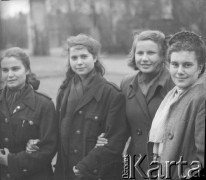 2.04.1950, Bojadła, woj. zielonogórskie, Polska.
Studentki z Ludowego Uniwersytetu Związku Młodzieży Socjalistycznej w Klenicy (ok. 5 km od Bojadła) na otwarciu pierwszego w Polsce kina wiejskiego 