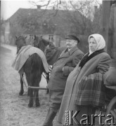 2.04.1950, Bojadła, woj. zielonogórskie, Polska.
Wacław Kotwicki z Pyrnik wraz z żoną czekają na trójkę swoich dzieci będących na otwarciu pierwszego w Polsce kina wiejskiego 