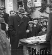 2.04.1950, Bojadła, woj. zielonogórskie, Polska.
Minister kultury i sztuki Stefan Dybowski podczas uroczystego otwarcia pierwszego w Polsce kina wiejskiego  