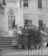 2.04.1950, Bojadła, woj. zielonogórskie, Polska.
Studentki z Ludowego Uniwersytetu Związku Młodzieży Socjalistycznej w Klenicy w towarzystwie lokalnych polityków. W drugim rzędzie od lewej stoi Adam Konieczny - przewodniczący gminnej Rady Narodowej w Bojadle. W tle widać dawny pałac von Schefferów. Zdjęcie wykonano w dniu otwarcia pierwszego w Polsce kina wiejskiego 