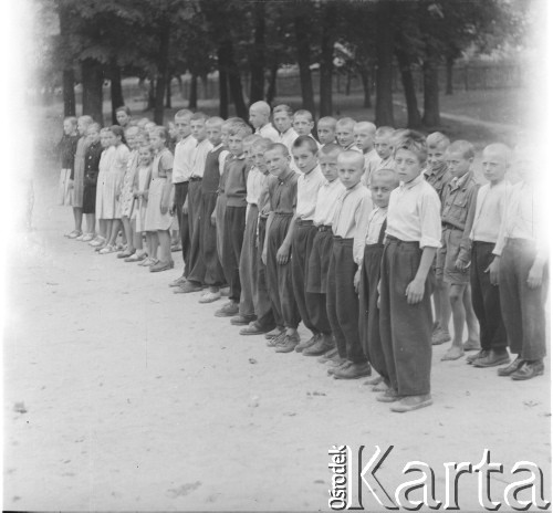 Ok. 1958, Borki k. Radzynia Podlaskiego, woj. lubelskie, Polska.
Grupa uczniów ze szkoły podstawowej.
Fot. Jerzy Konrad Maciejewski, zbiory Ośrodka KARTA.