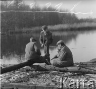 Ok. 1958, prawdopodobnie Borki k. Radzynia Podlaskiego, woj. lubelskie, Polska.
Okoliczni mieszkańcy zbierają drzewo przy zalewie rzeki Bystrzycy.
Fot. Jerzy Konrad Maciejewski, zbiory Ośrodka KARTA.