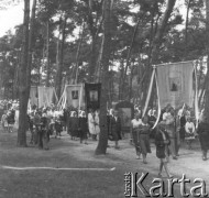 Ok. 1958, Borki k. Radzynia Podlaskiego, woj. lubelskie, Polska.
Parafianie biorą udział w uroczystej procesji.
Fot. Jerzy Konrad Maciejewski, zbiory Ośrodka KARTA.