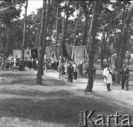 Ok. 1958, Borki k. Radzynia Podlaskiego, woj. lubelskie, Polska.
Uroczysta procesja religijna, w której biorą udział okoliczni mieszkańcy.
Fot. Jerzy Konrad Maciejewski, zbiory Ośrodka KARTA.