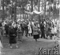 Ok. 1958, Borki k. Radzynia Podlaskiego, woj. lubelskie, Polska.
Parafianie biorą udział w uroczystej procesji religijnej.
Fot. Jerzy Konrad Maciejewski, zbiory Ośrodka KARTA.