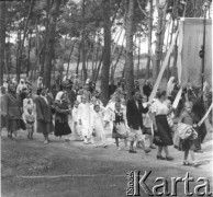 Ok. 1958, Borki k. Radzynia Podlaskiego, woj. lubelskie, Polska.
Parafianie podczas uroczystej procesji religijnej.
Fot. Jerzy Konrad Maciejewski, zbiory Ośrodka KARTA.