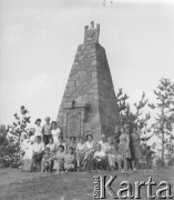 Ok. 1958, Stoczek Łukowski, woj. lubelskie, Polska.
Grupa turystów pod pomnikiem-obeliskiem poświęconym 100. rocznicy bitwy pod Stoczkiem, w której dowodził gen. Józef Dwernicki w czasie powstania listopadowego. Powstał w 1931 r. Umieszczono na nim 4 oryginalne kule armatnie znalezione na polu bitwy.
Fot. Jerzy Konrad Maciejewski, zbiory Ośrodka KARTA.