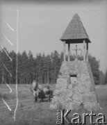 Ok. 1958, Borki k. Radzynia Podlaskiego, woj. lubelskie, Polska.
Przydrożna kaplica niedaleko wsi Borki. Po drodze jedzie wóz zaprzęgnięty w konia.
Fot. Jerzy Konrad Maciejewski, zbiory Ośrodka KARTA.