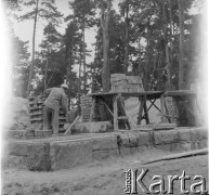 Ok. 1958, prawdopodobnie Borki k. Radzynia Podlaskiego, woj. lubelskie, Polska.
Robotnik na budowie.
Fot. Jerzy Konrad Maciejewski, zbiory Ośrodka KARTA.