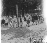 Ok. 1958, Borki k. Radzynia Podlaskiego, woj. lubelskie, Polska.
Uczniowie szkoły podstawowej podczas zajęć na świeżym powietrzu.
Fot. Jerzy Konrad Maciejewski, zbiory Ośrodka KARTA.