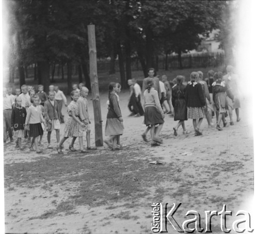 Ok. 1958, Borki k. Radzynia Podlaskiego, woj. lubelskie, Polska.
Uczniowie szkoły podstawowej podczas zajęć na świeżym powietrzu.
Fot. Jerzy Konrad Maciejewski, zbiory Ośrodka KARTA.