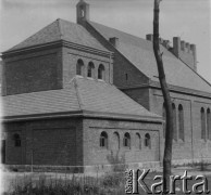 Ok. 1958, Borki k. Radzynia Podlaskiego, woj. lubelskie, Polska. 
Budowa kościoła parafialnego p.w. Najświętszej Maryi Panny Wspomożycielki Wiernych. Ksiądz proboszcz Leopold Mosak przy pomocy mieszkańców okolicznych wiosek rozpoczął budowę murowanego kościoła. 
Fot. Jerzy Konrad Maciejewski, zbiory Ośrodka KARTA.