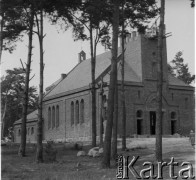 Ok. 1958, Borki k. Radzynia Podlaskiego, woj. lubelskie, Polska.
Budowa kościoła parafialnego p.w. Najświętszej Maryi Panny Wspomożycielki Wiernych. Ksiądz proboszcz Leopold Mosak przy pomocy mieszkańców okolicznych wiosek rozpoczął budowę murowanego kościoła.  
Fot. Jerzy Konrad Maciejewski, zbiory Ośrodka KARTA.