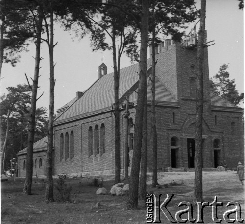 Ok. 1958, Borki k. Radzynia Podlaskiego, woj. lubelskie, Polska.
Budowa kościoła parafialnego p.w. Najświętszej Maryi Panny Wspomożycielki Wiernych. Ksiądz proboszcz Leopold Mosak przy pomocy mieszkańców okolicznych wiosek rozpoczął budowę murowanego kościoła.  
Fot. Jerzy Konrad Maciejewski, zbiory Ośrodka KARTA.