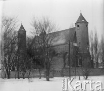 1969, Brochów k. Żelazowej Woli, woj. warszawskie, Polska.
XVI-wieczny Kościół p.w. św. Jana Chrzciciela i św. Rocha. Jeden z nielicznych w Polsce obiektów sakralnych pełniących jednocześnie funkcje obronne. Był własnością rodziny Brochowskich oraz Lasockich. Zniszczony podczas bitwy nad Bzurą w 1939 r. Odbudowany po II wojnie światowej w latach 1946-1949. 
Fot. Jerzy Konrad Maciejewski, zbiory Ośrodka KARTA