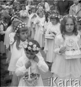 1.06.1972, Busko-Zdrój, woj. kieleckie, Polska.
Procesja Bożego Ciała. Dziewczynki pierwszokomunijne będą sypać kwiatki.
Fot. Jerzy Konrad Maciejewski, zbiory Ośrodka KARTA
